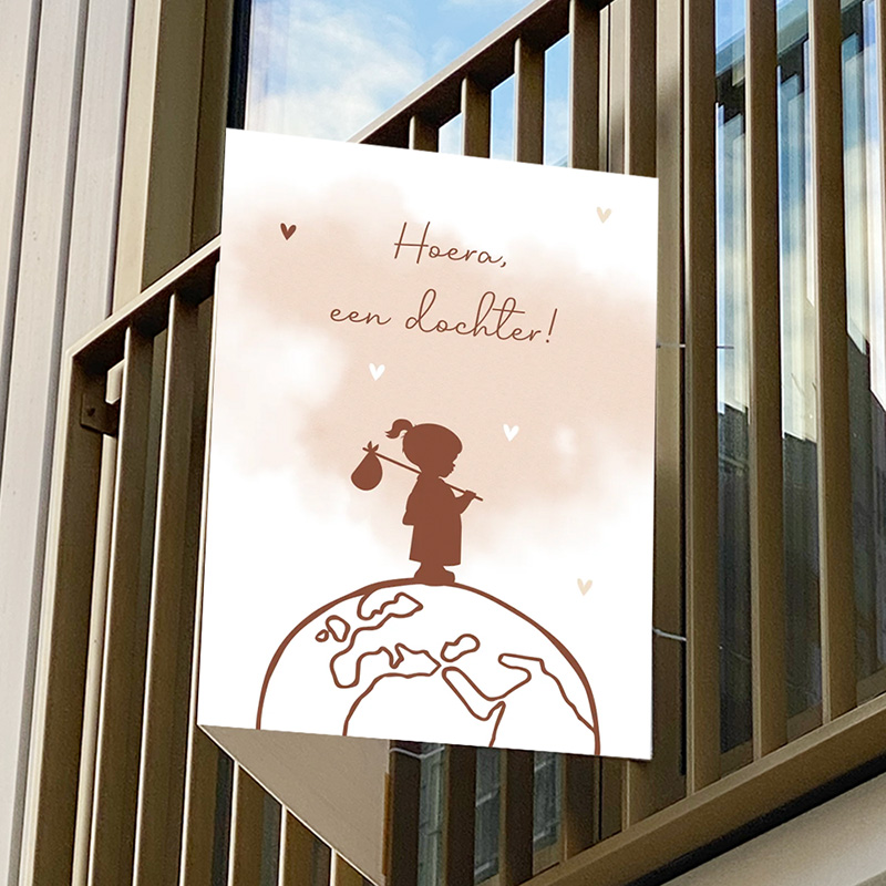 Silhouet geboortebord met meisje op de wereldbol