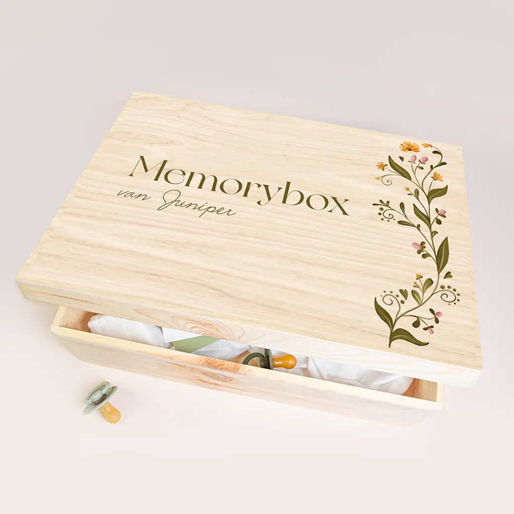 Memorybox baby met naam en stijlvolle bloemen