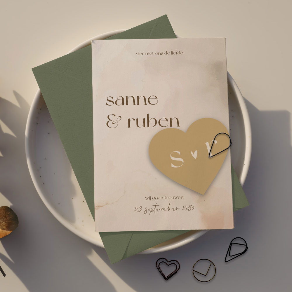 Stijlvolle trouwkaart met labels en aquarel en hartje