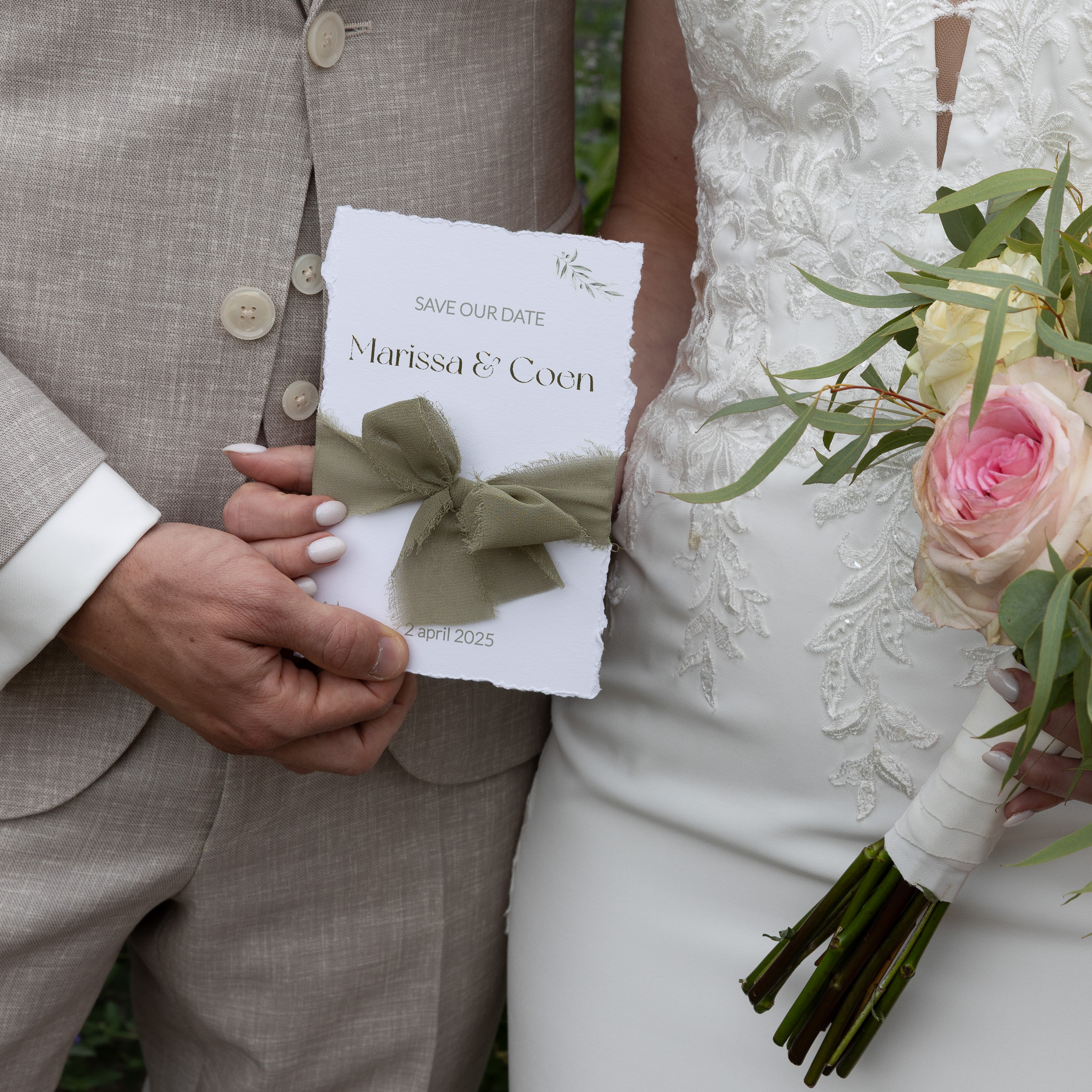 Save the date kaart handgeschept look olijf goudfolie scheurliniaal