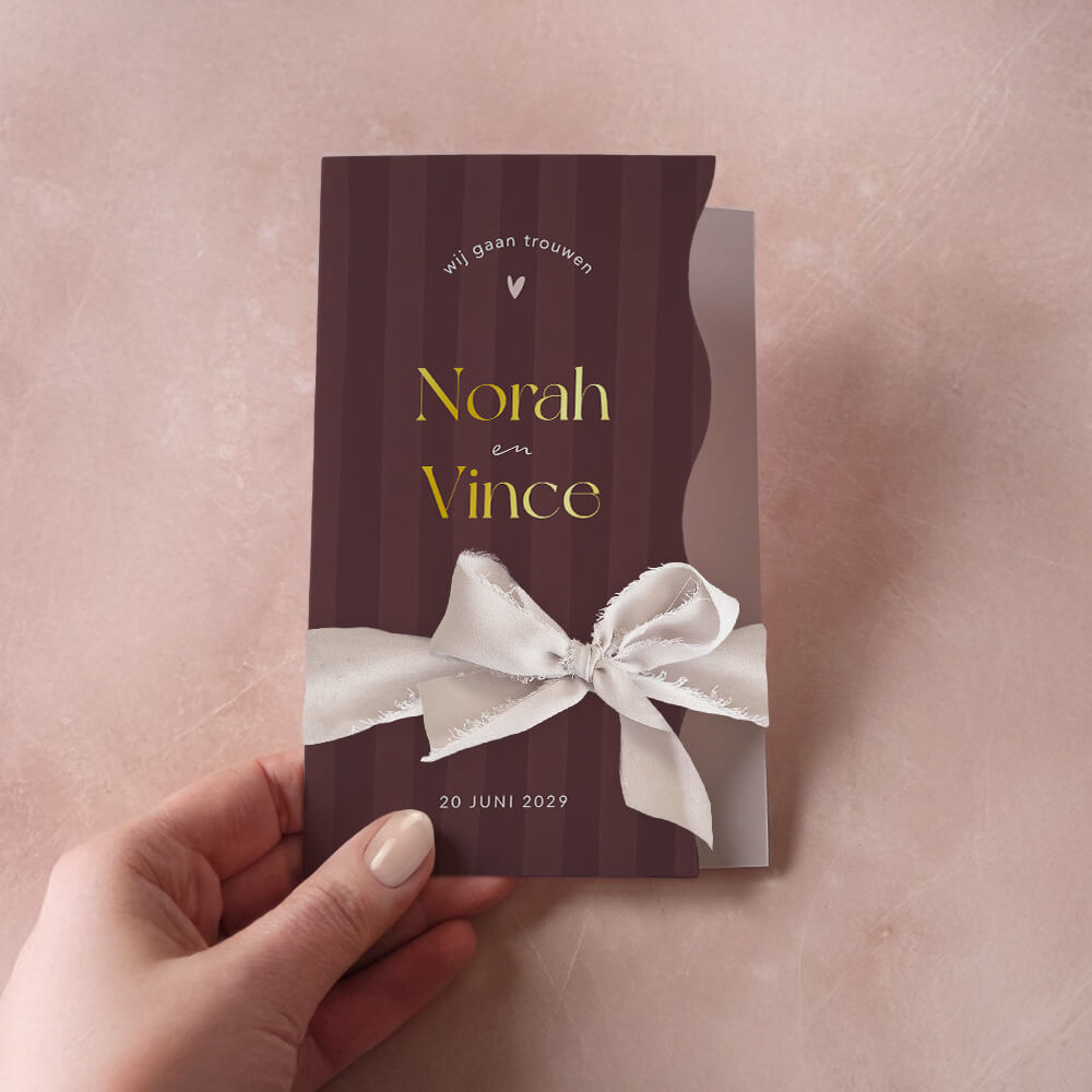 Luxe trouwkaart met golvende rand, strepen en strikje