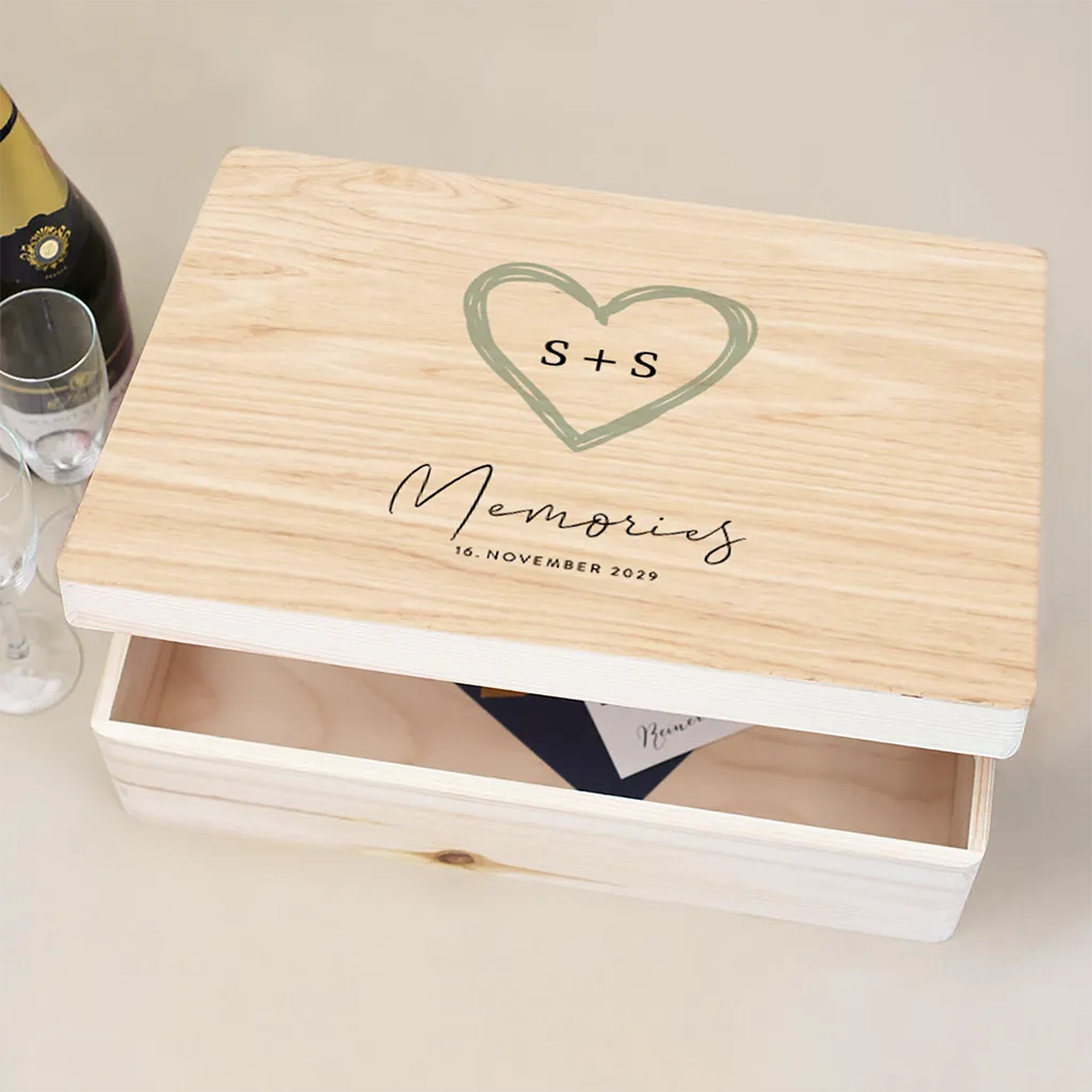 Erinnerungsbox Hochzeit mit gezeichnetem Herz und Initialen
