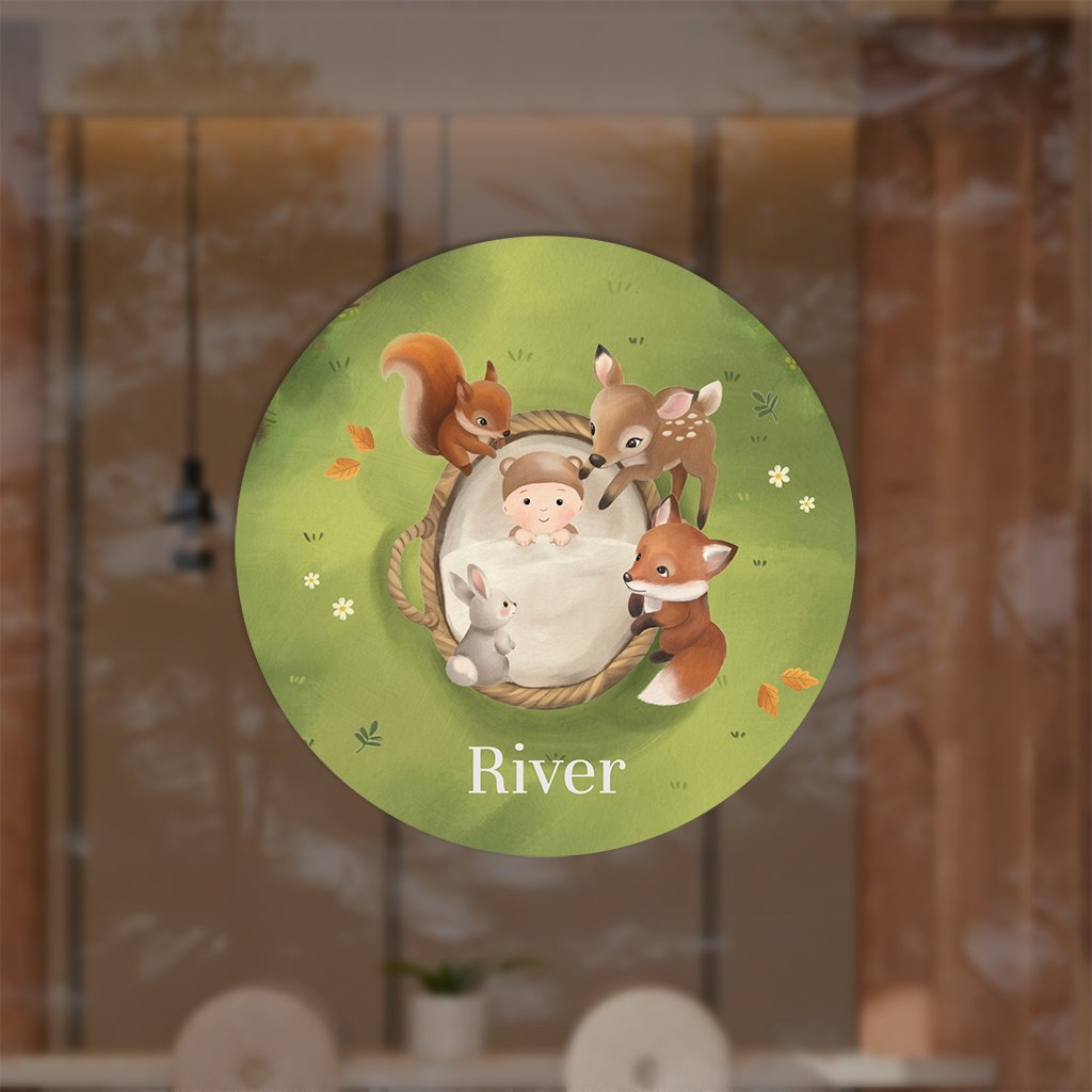 Raamsticker met lieve bosdieren en baby in mandje