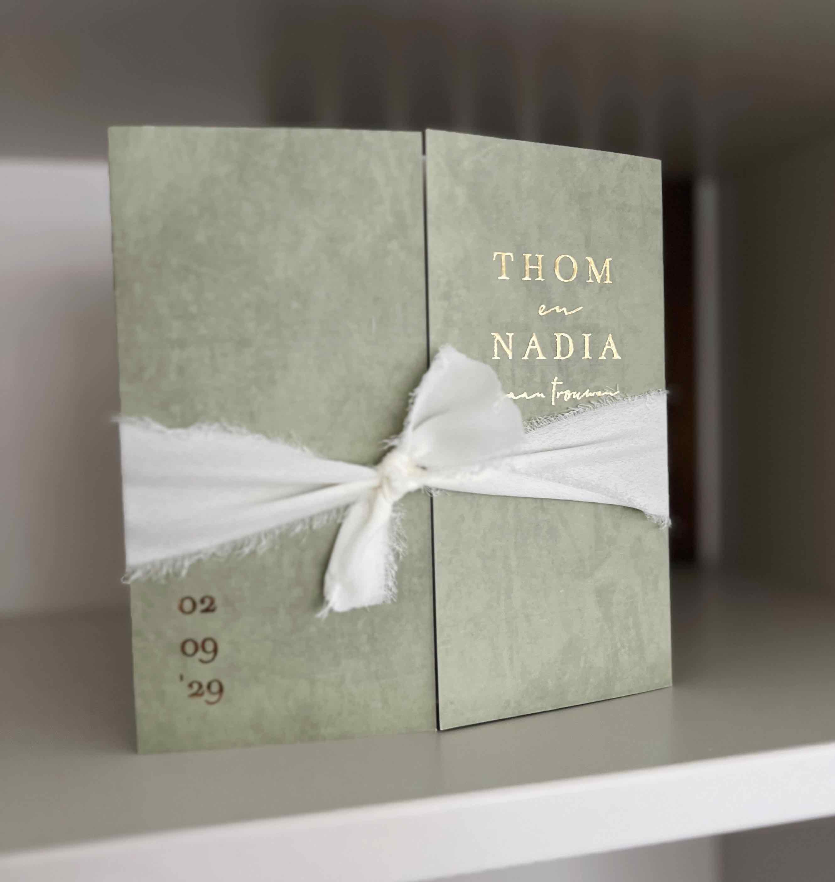 Luikvouw trouwkaart vierkant met groene velvet en goudfolie