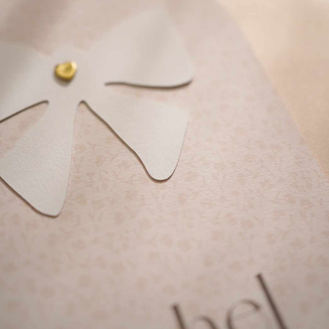 Geboortekaartje ovaal met label strik