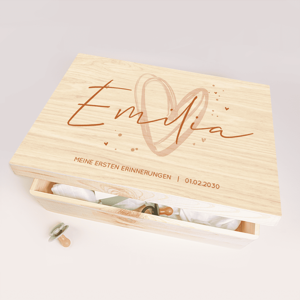 Memorybox aus Holz mit illustriertem Herz und Namen und Geburtsdatum