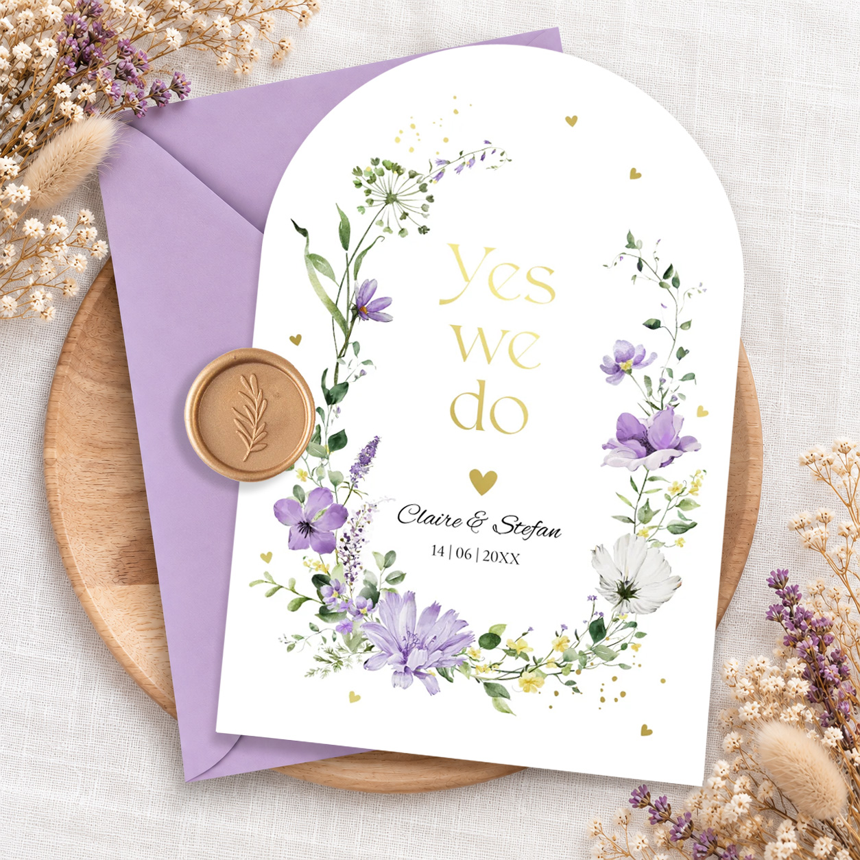 Paarse trouwkaart boogvorm met aquarel bloemen en goudfolie