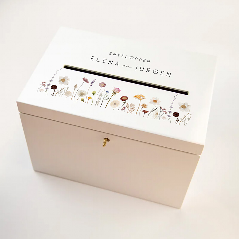 Witte enveloppenkist met wilde bloemen