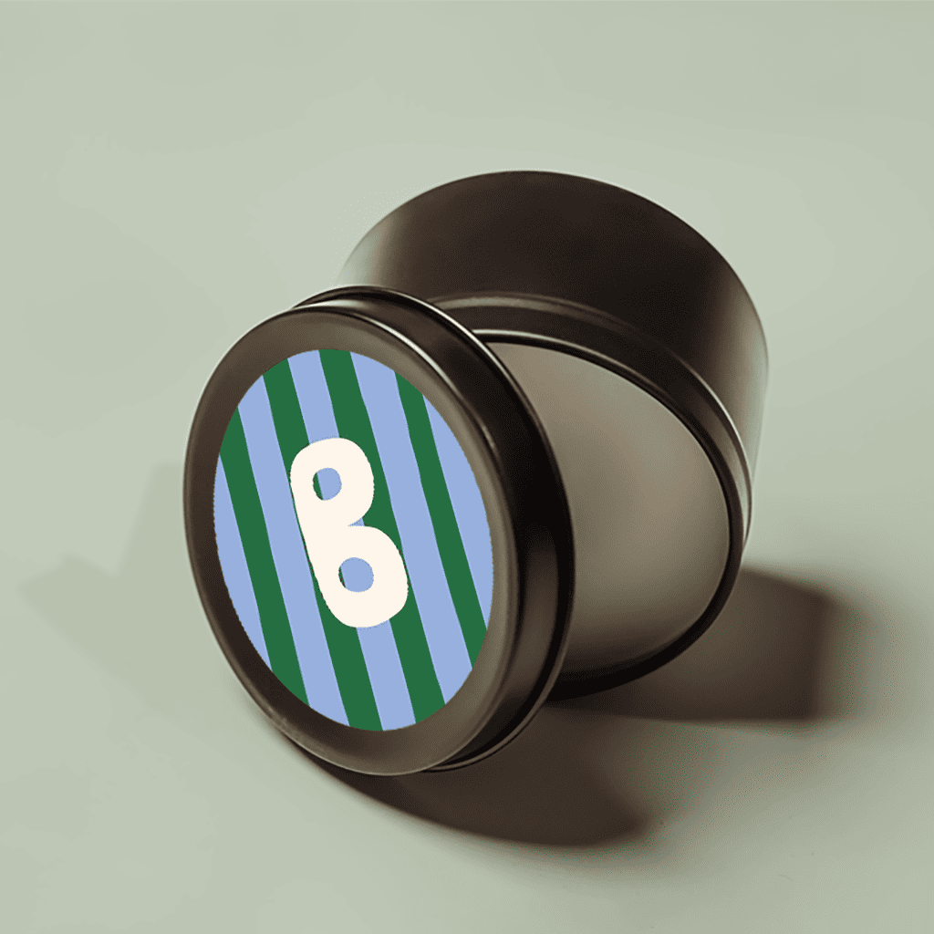 Naamsticker in blauw en groen met strepen en initiaal