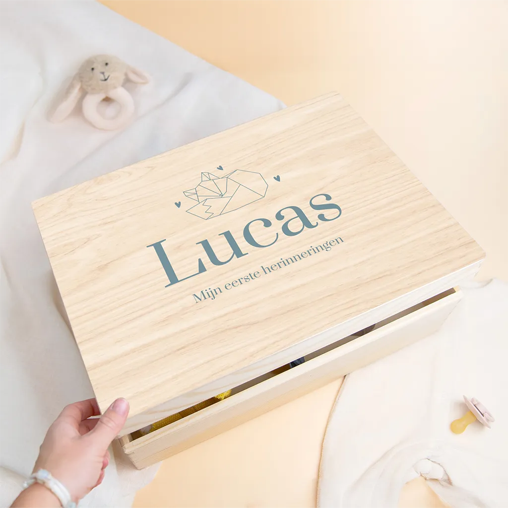 Houten bewaarkist met naam en vosje