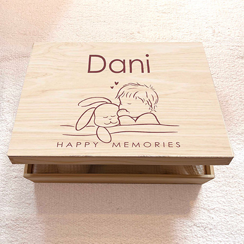 Houten memorybox lijntekening slapend babytje met knuffelkoniijn