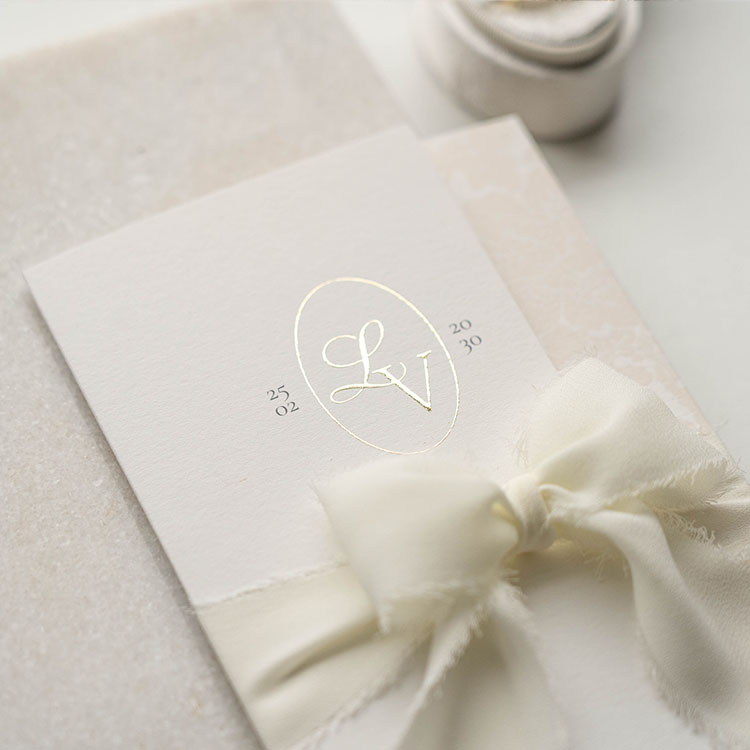 Trouwkaart drieluik mapje met logo en lint