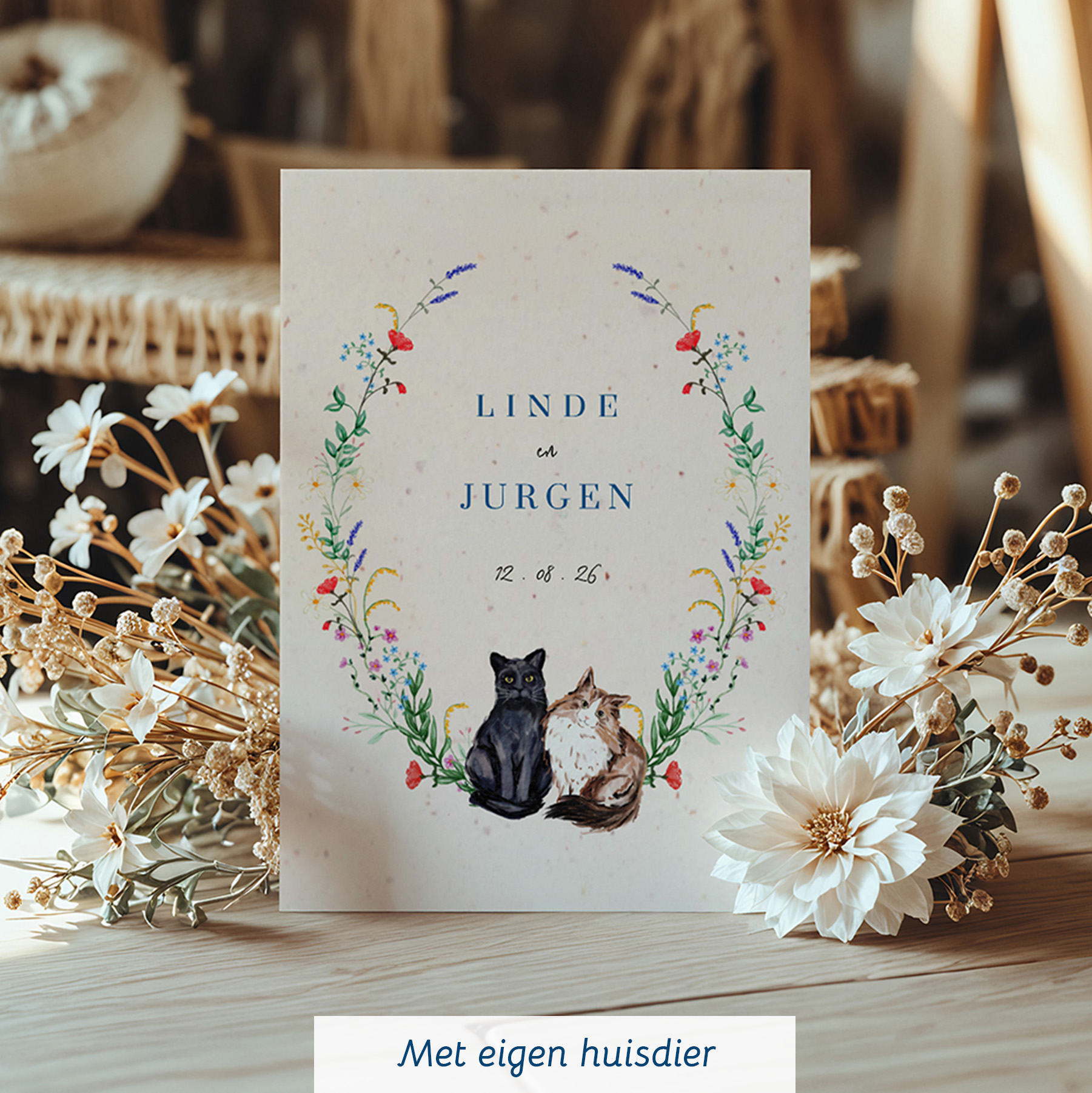 Duurzame trouwkaart met krans van wildbloemen en eigen huisdier