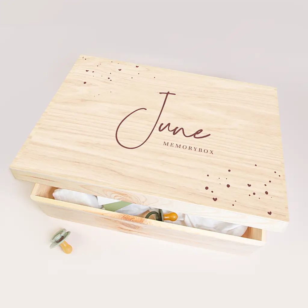 Memorybox baby met paarse naam en spetters