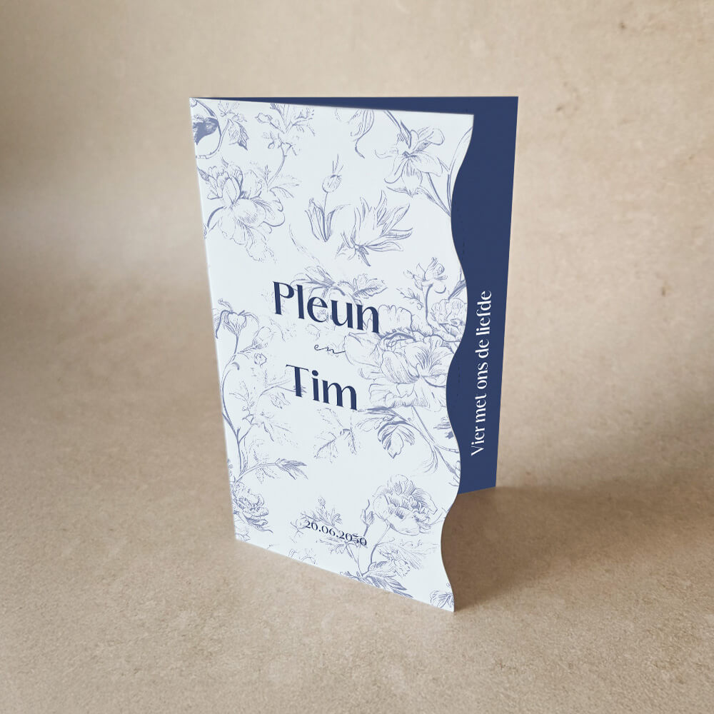 Bloemen trouwkaart met golvende rand in Toile de Jouy stijl