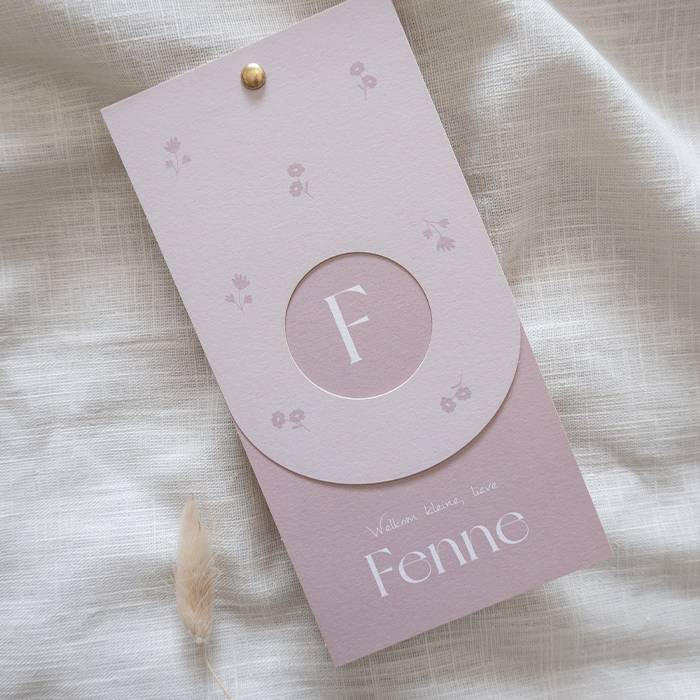 Roze geboortekaartje met ovalen bloemetjes label doorkijkje