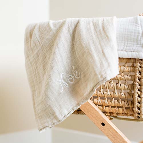 Hydrofiele doek beige met tekst gebroken wit