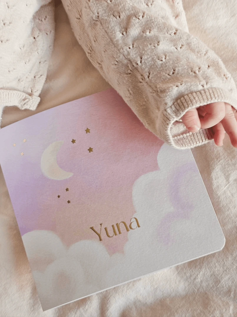 Goudfolie geboortekaartje meisje roze met maan en wolken