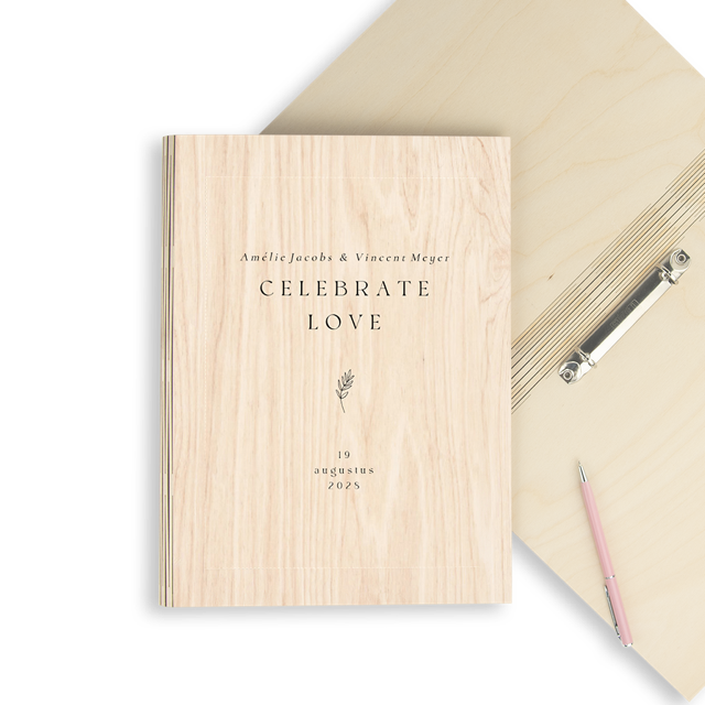 Klassiek houten gastenboek met takje en chique typografie