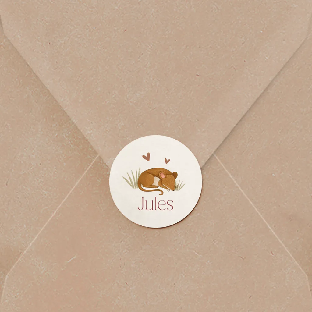 Naamsticker in beige met slapend muisje