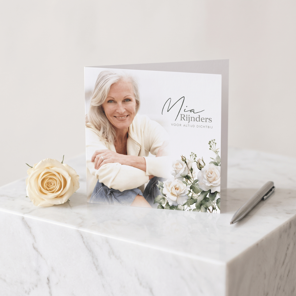 Rouwkaart met portretfoto en witte rozen - stijlvol en persoonlijk
