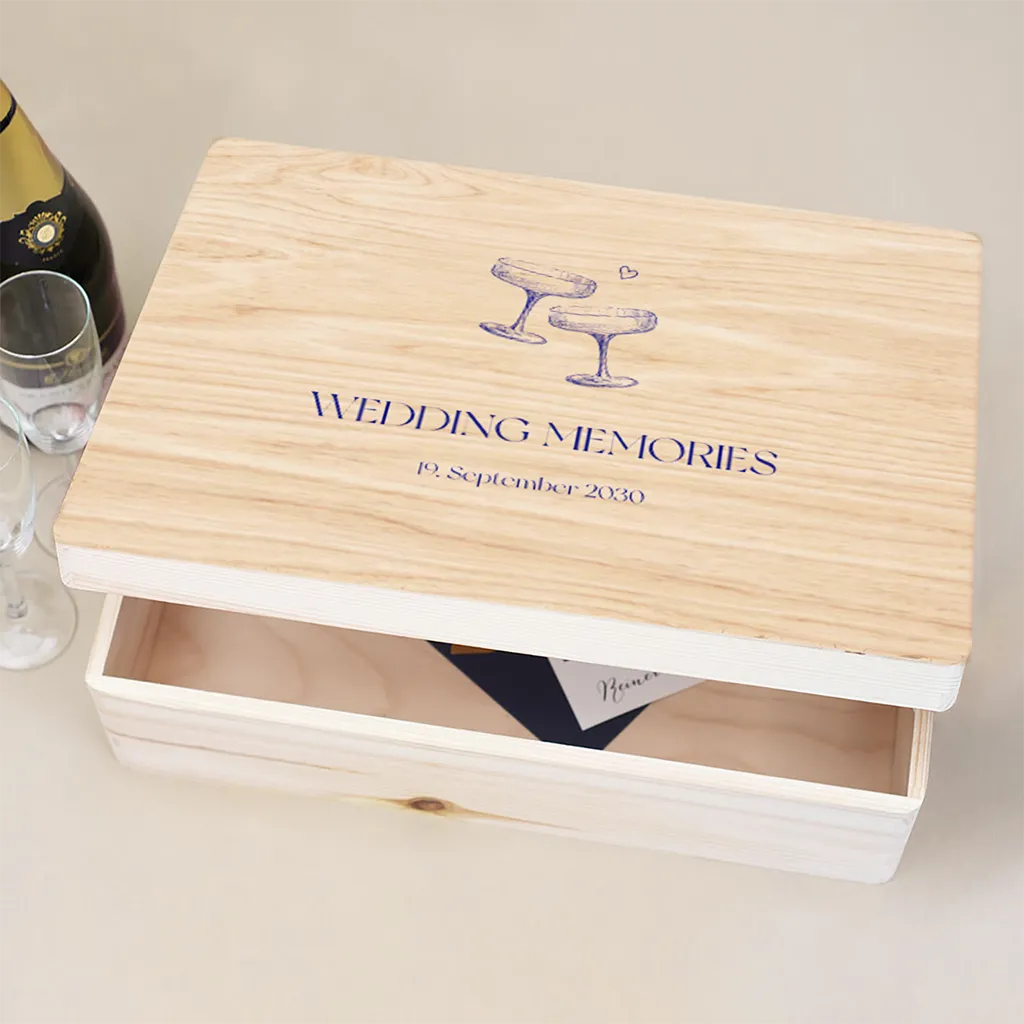 Erinnerungskiste mit blauer Schrift und gezeichneten Champagnergläsern