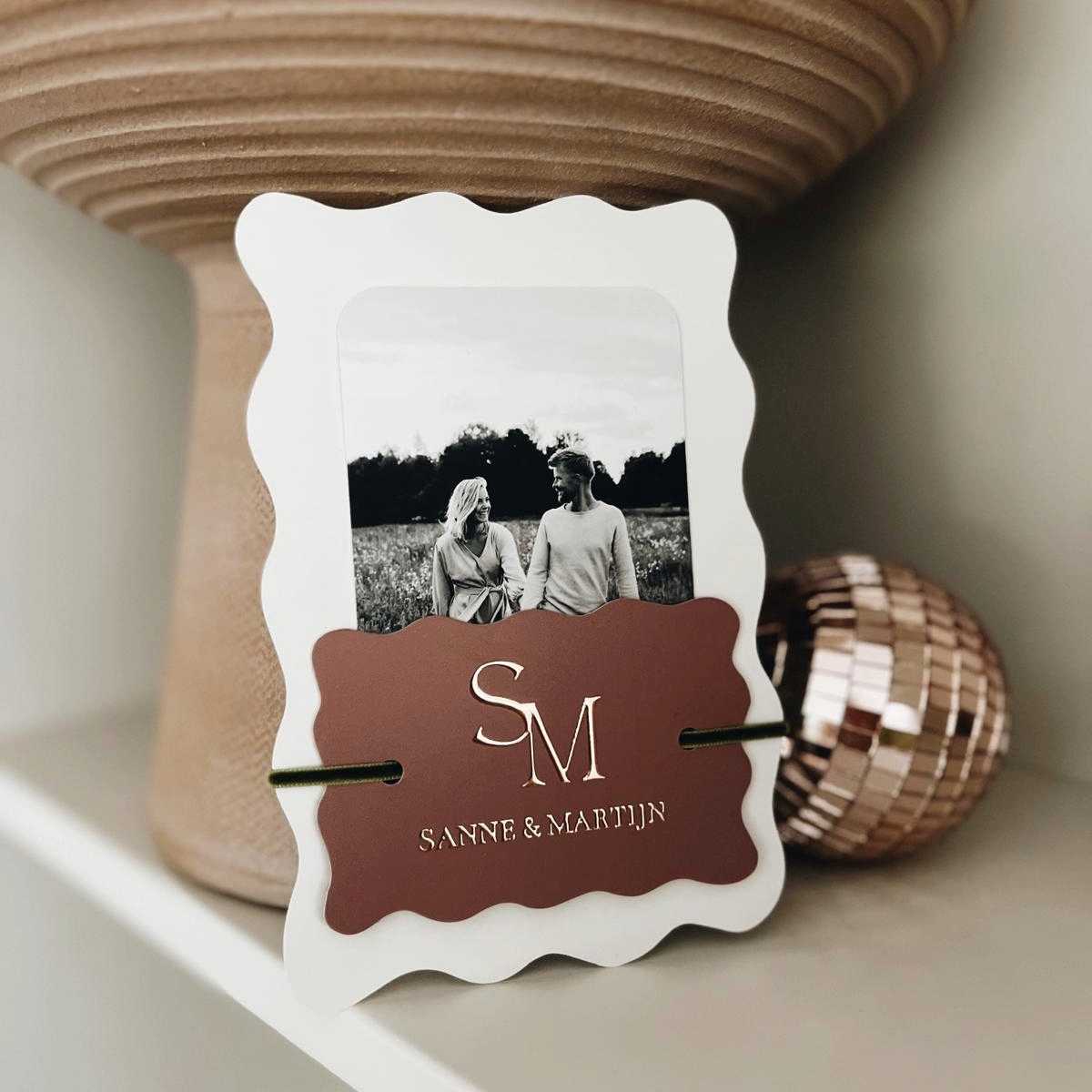 Trouwkaart organische vormen 3 labels met foto en rosefolie