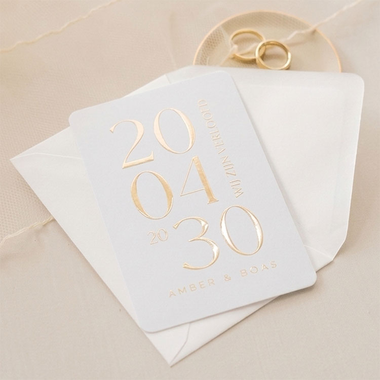 Klassieke verlovingskaart met datum in goudfolie