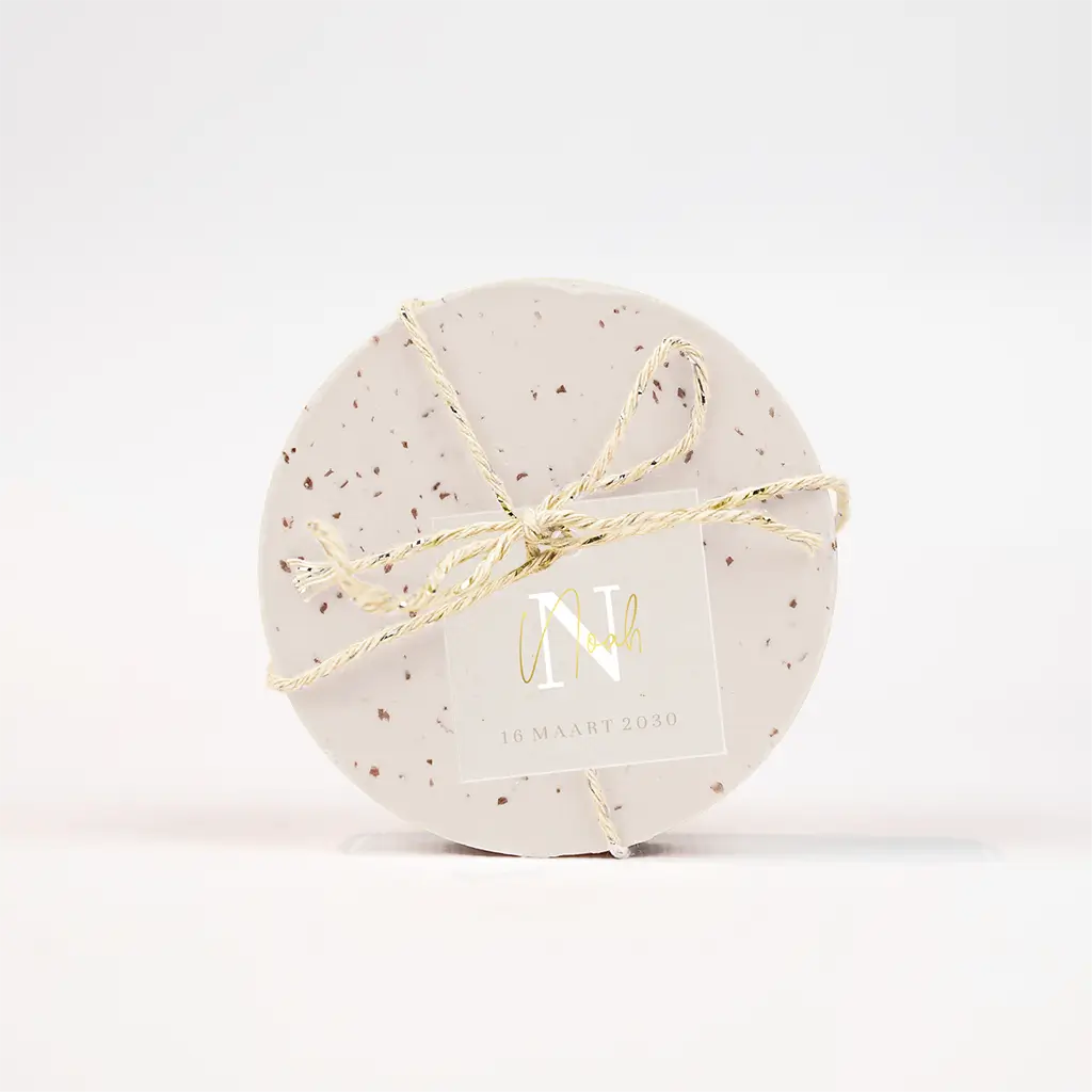 Label vierkant beige met initiaal en goudfolie - per 16 stuks