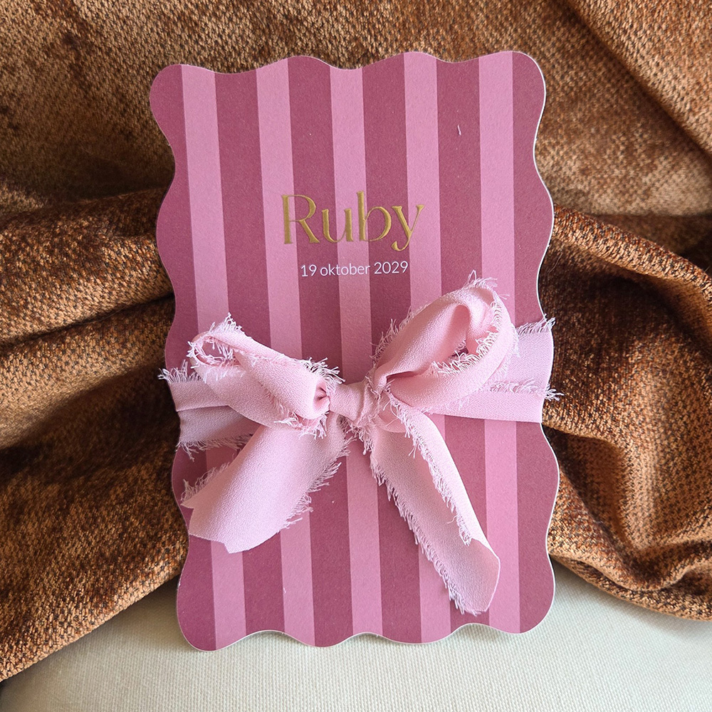 Geboortekaartje voor een meisje met strepen, golvende rand en strik
