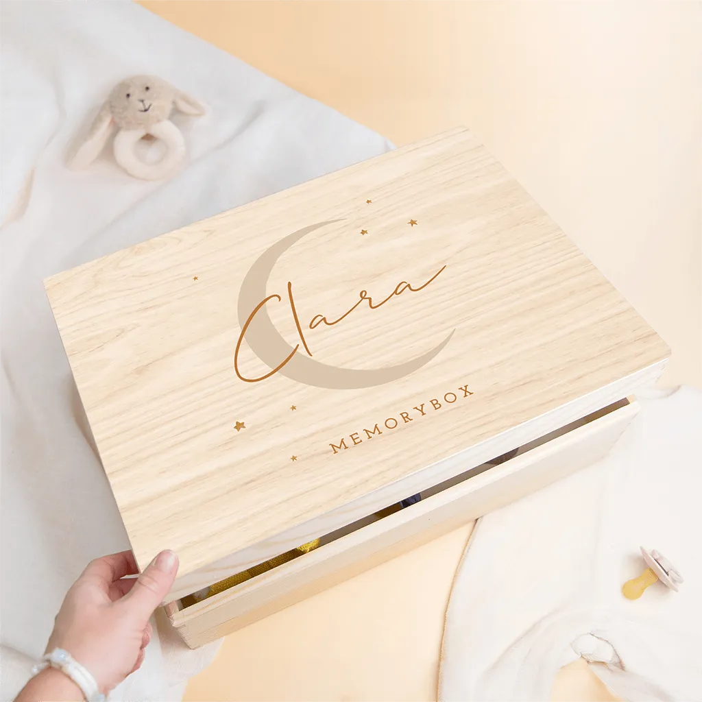 Erinnerungskiste mit Mondmotiv und Namen des Kindes