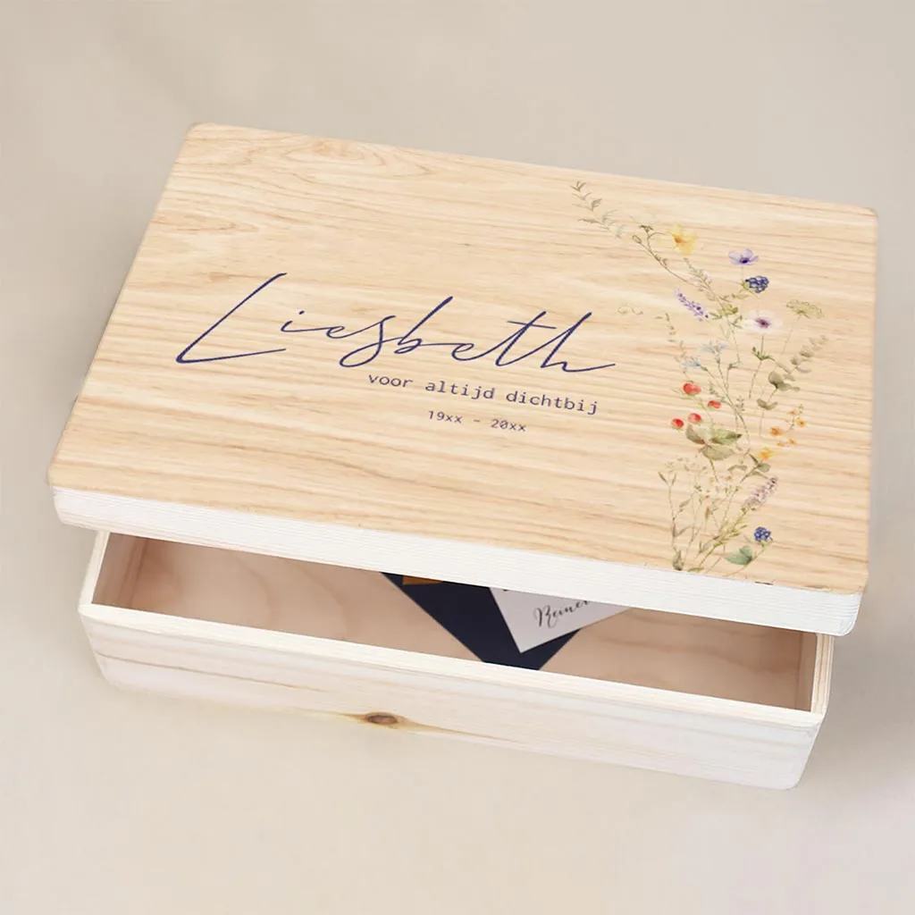 Houten herinneringskist overlijden - met naam en bloemen