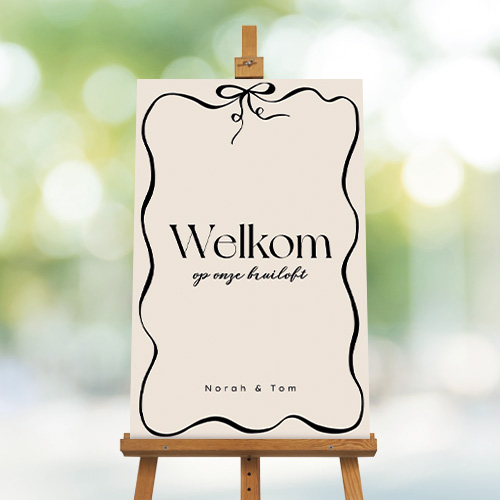 Chique welkomstbord met golvende strik voor een bruiloft