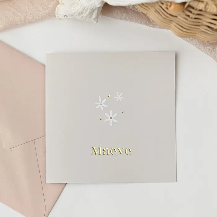 Minimalistisch geboortekaartje meisje met bloemetjes en goudfolie