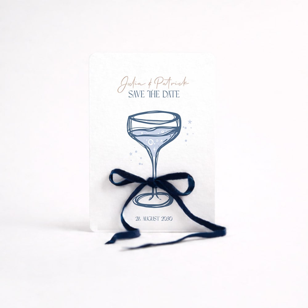 Save-the-Date Karte mit blauen Gläsern und Samtband