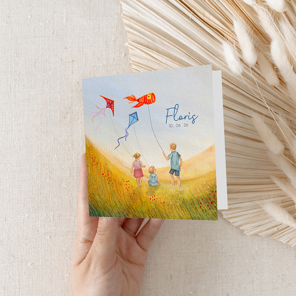 Geboortekaartje: vliegeren samen met zus en broer gevouwen