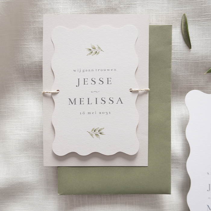 Beige trouwkaart met offwhite golfkaart en olijftakjes