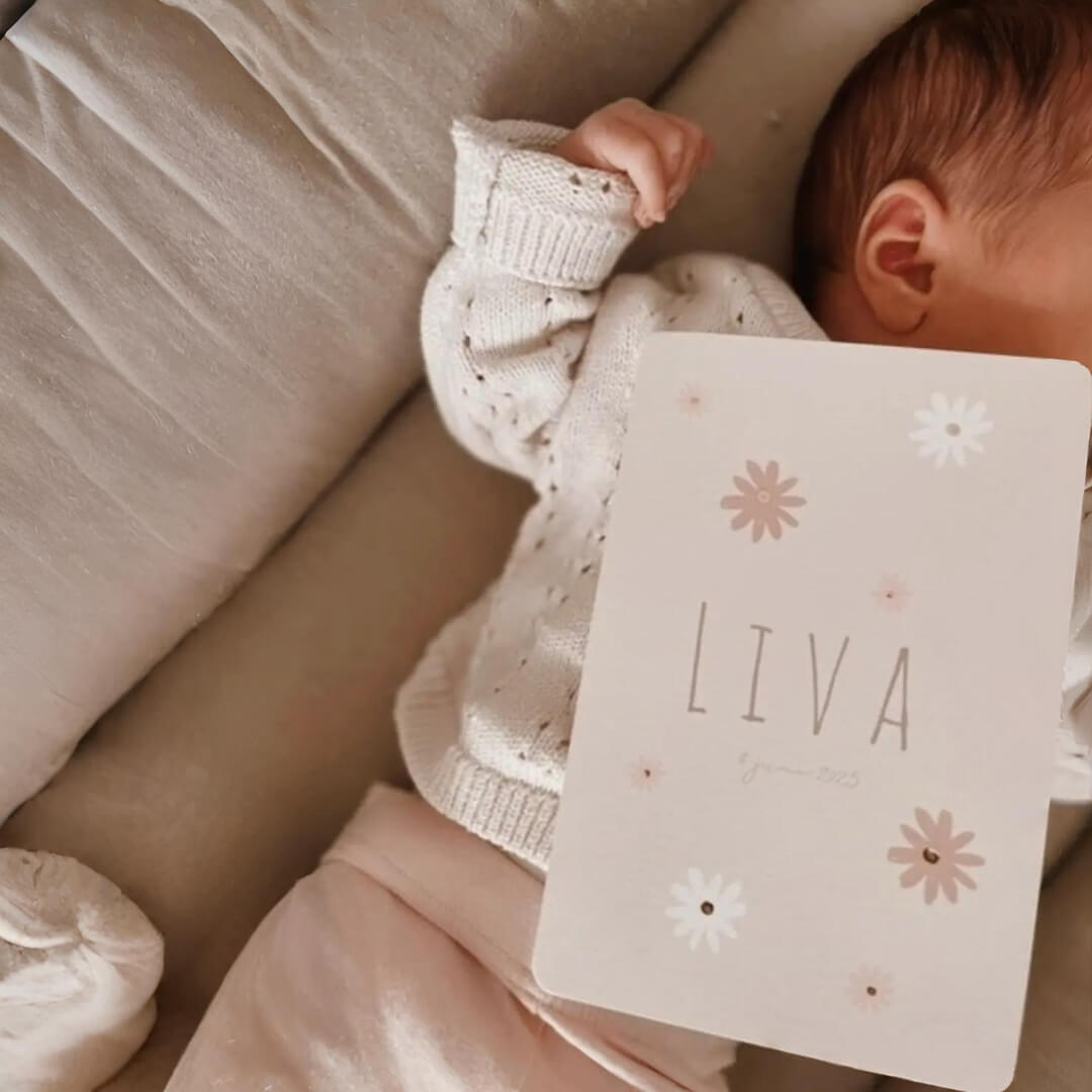 Lief meisjes-geboortekaartje met bloemen