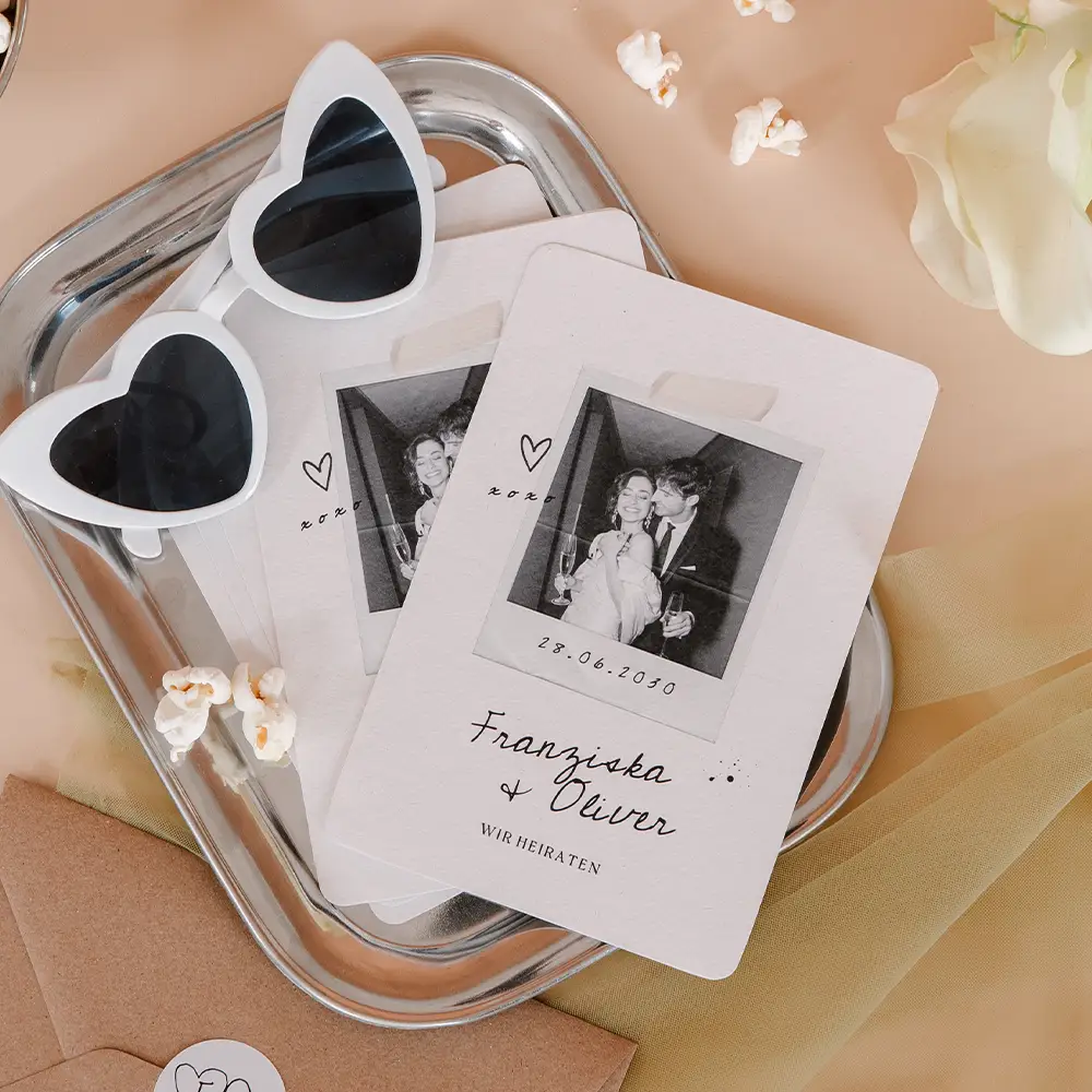 Hochzeitseinladung mit Polaroidfoto im Vintage-Stil