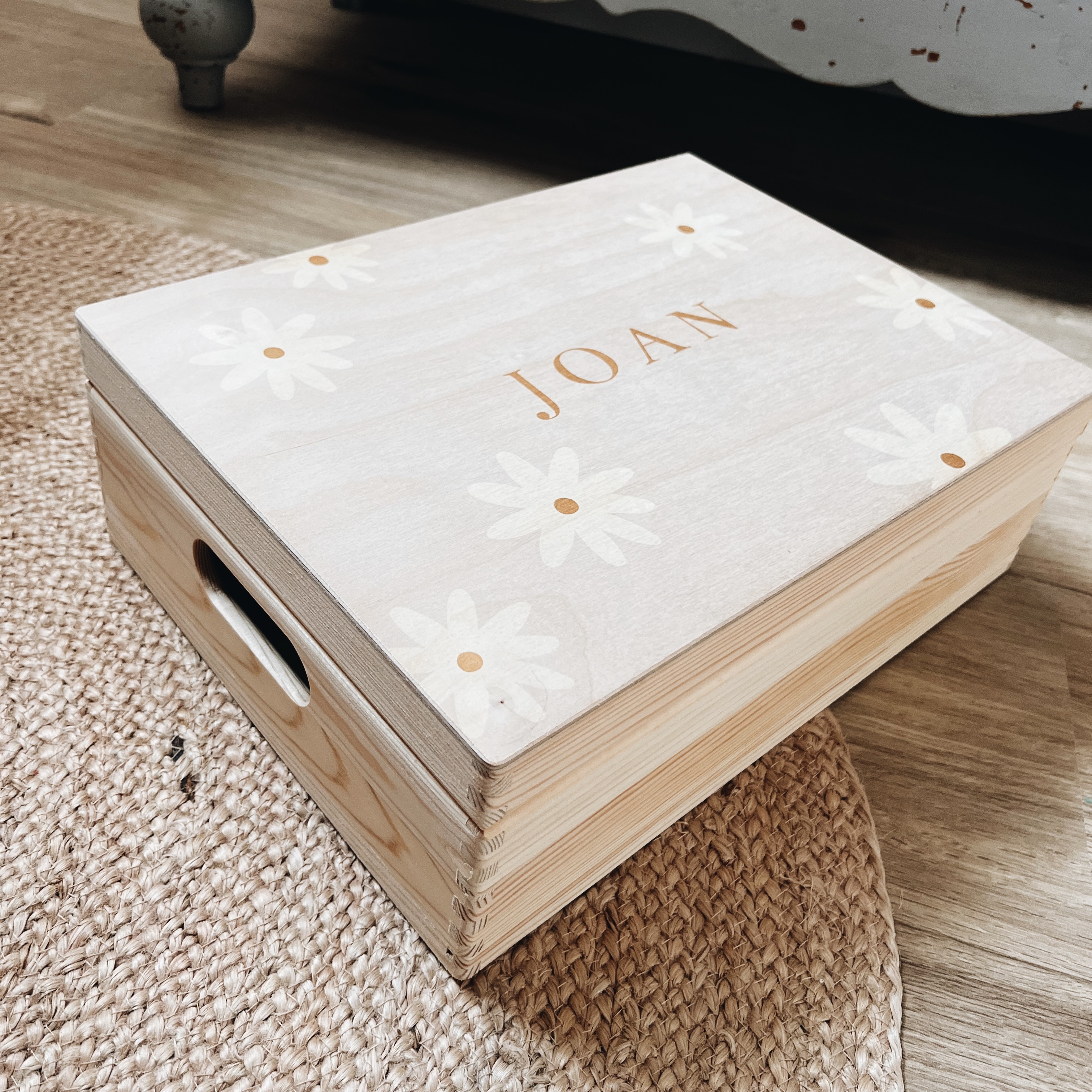 Houten geboortekist met witte madeliefjes memorybox