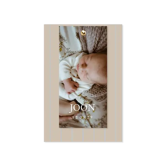 Label geboortekaartje met beige streepjespatroon