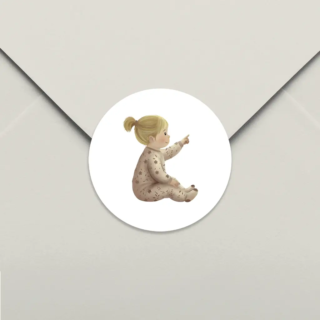 Sluitsticker met meisje in beige pyjama - per 25 stuks