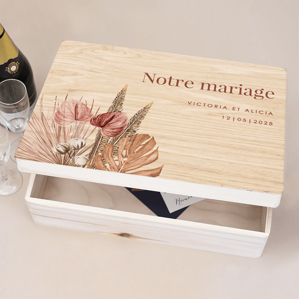 Boîte à souvenirs avec bouquet de fleurs et prénoms de mariés