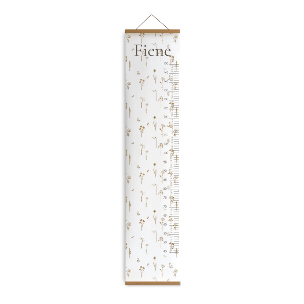 Groeimeter kinderkamer met naam en bloemetjes