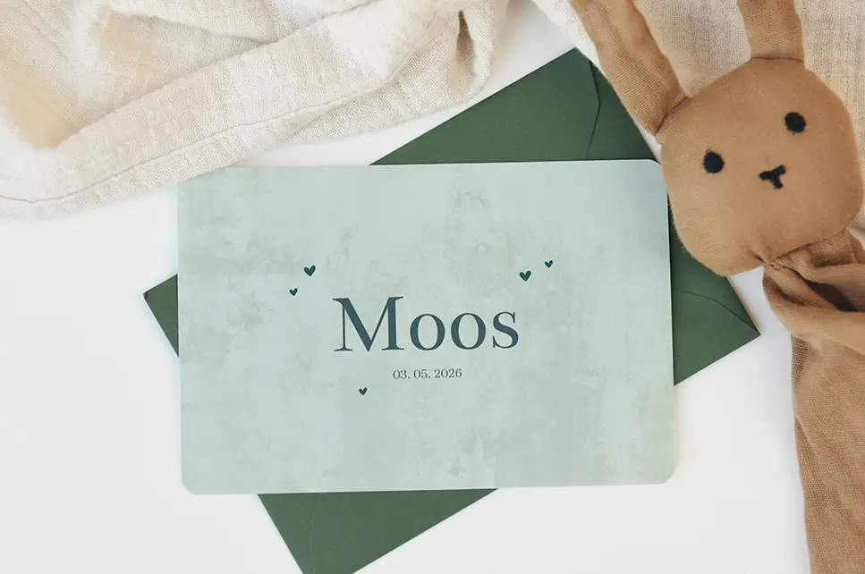 Stoer geboortekaartje met groene velvet-look en hartjes