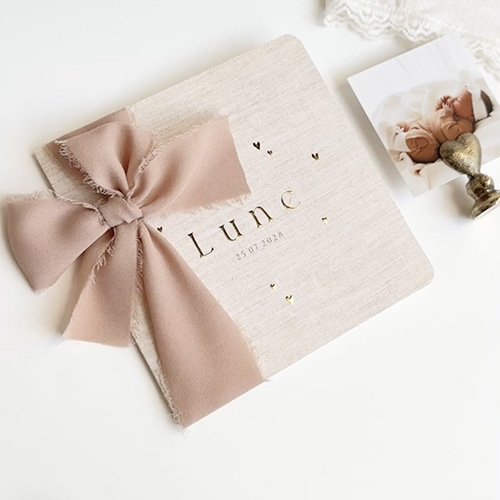 Klassiek geboortekaartje voor een meisje met strik