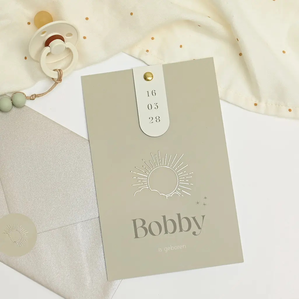 Groen label geboortekaartje met goudfolie zon