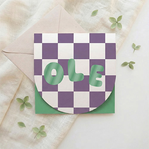 Vrolijk geboortekaartje jongen afgeronde voorkant glanzende letters