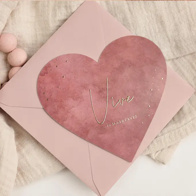 Origineel geboortekaartje in de vorm van een hart met velvet-look