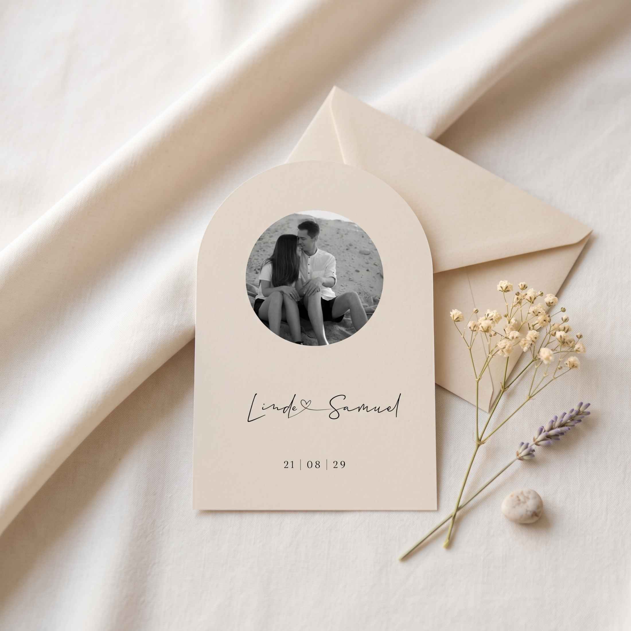 Save the Date minimalistisch beige met lijntekening hartje